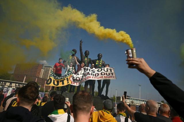 九游会官网-双红会赛前曼联球迷抗议：格雷泽家族OUT！